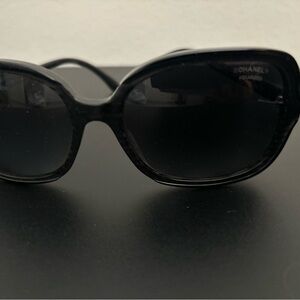 CHANEL Elegant Black Polarized Sunglasses